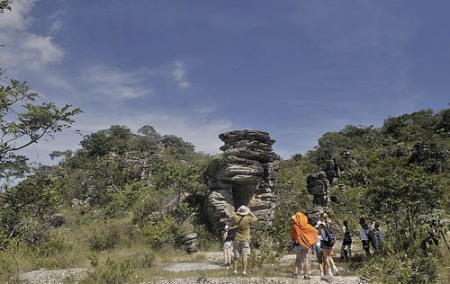 Turistas observam as formações da Cidade de Pedras, na Serra Dourada  - Guilherme Andrade/UOL